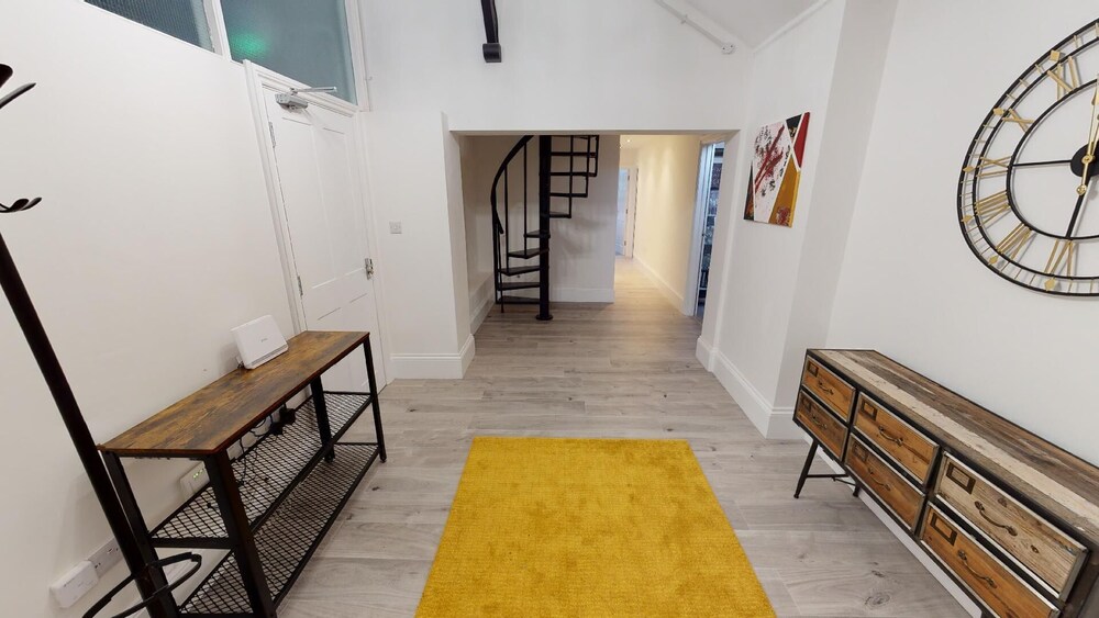Hu1 Boutique City Apartment - Sleeps 6 view 5