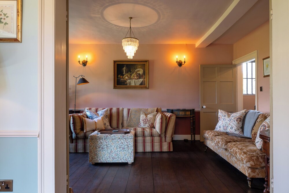 Stunning 4BD Home in Worcestershire
