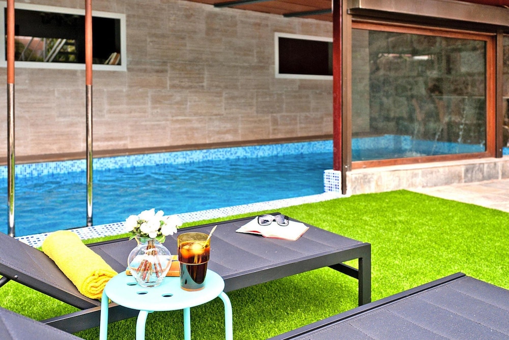 Villa With Pool and Beautiful Architecture photo 4