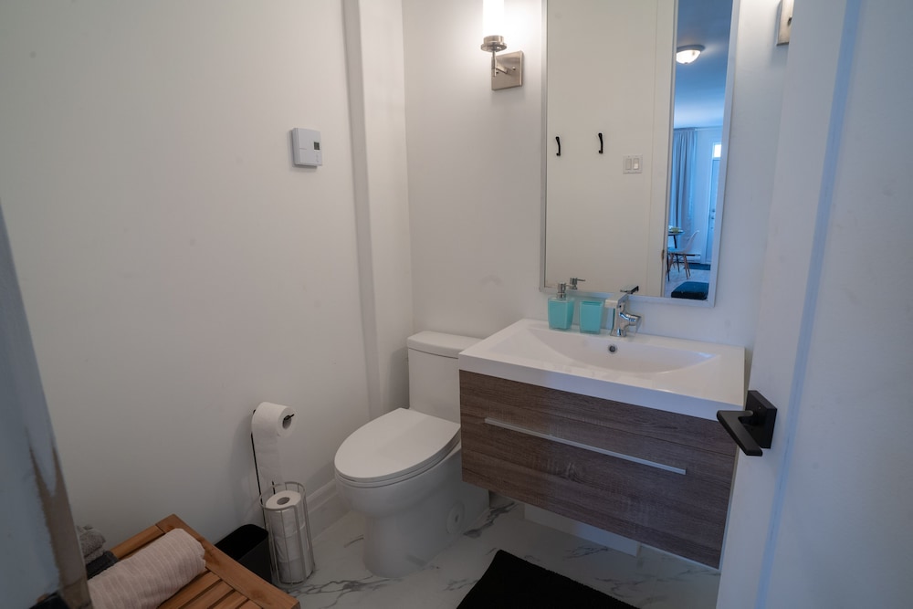 SUPERB 1 Bed Apt. Steps Away From Metro