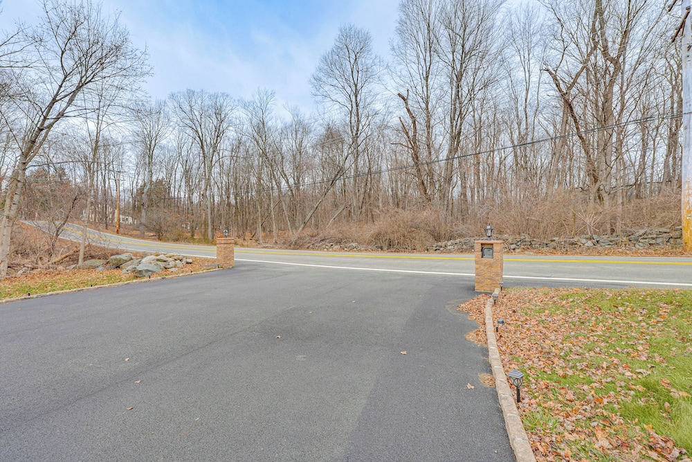 4 Mi to Hudson River: Cozy Newburgh Home!