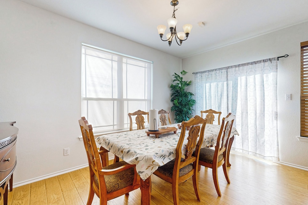 Inviting Home w/ Enlosed Yard & Gas Grill