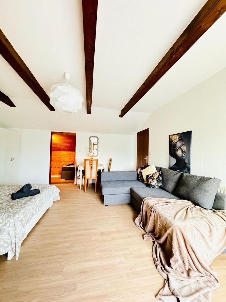 7 private Rooms in a spacious Villa