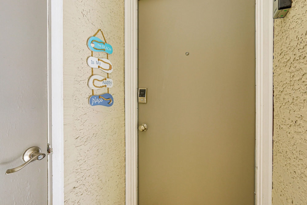 Walk to Folly Field Beach: Condo w/ Pool Access