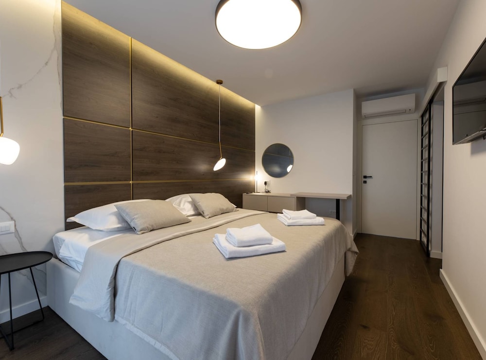 Moonlit Mirage Villa With Pool, Gym and Sauna