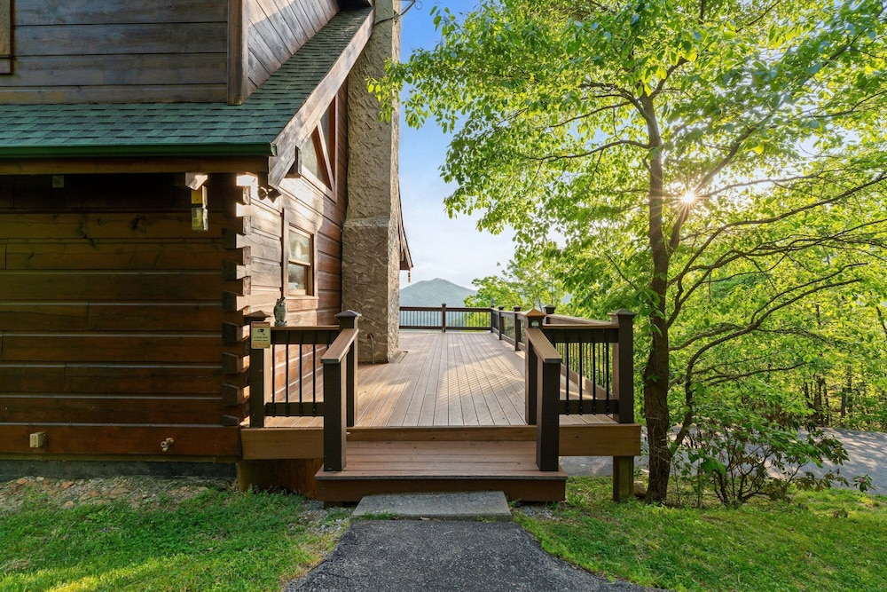 Breathtaking Hideaway 5 Bedroom Cabin