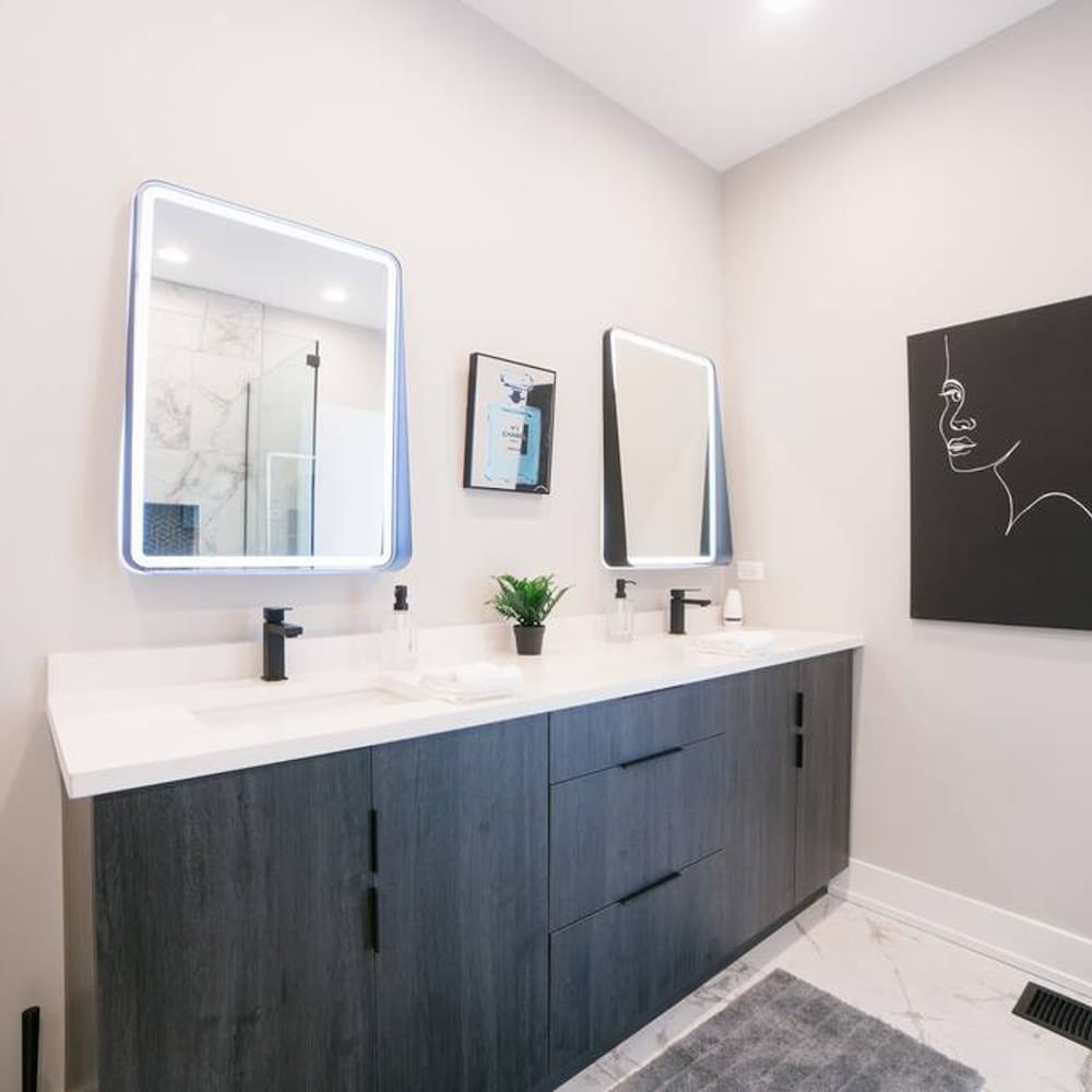 Magnificent NEW Home w 8 Beds Free Parking