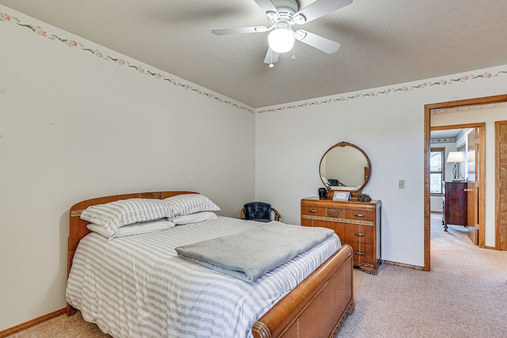 Mtn-view Family Home w/ Grill in Flagstaff!