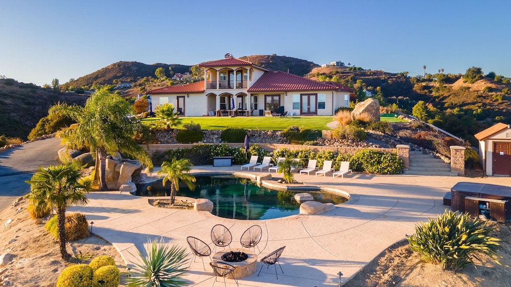 Colina by Avantstay Secluded Mountain Top Oasis w Pool Hot Tub Putting Green