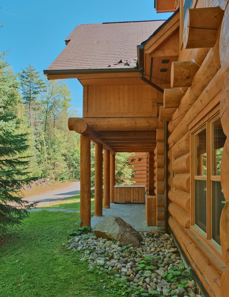 Executive Plus 52 - Beautiful Spacious log Home With Private hot tub Pool