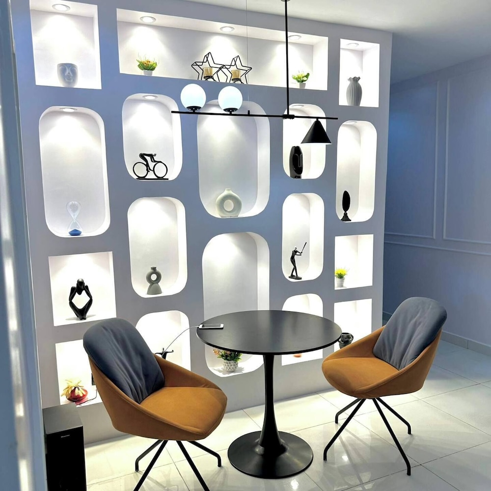 Metrohut Service Apartments