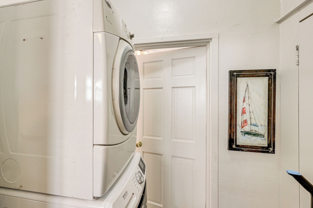 < 1 Mi to Historic Dtwn Texarkana: Charming Home!