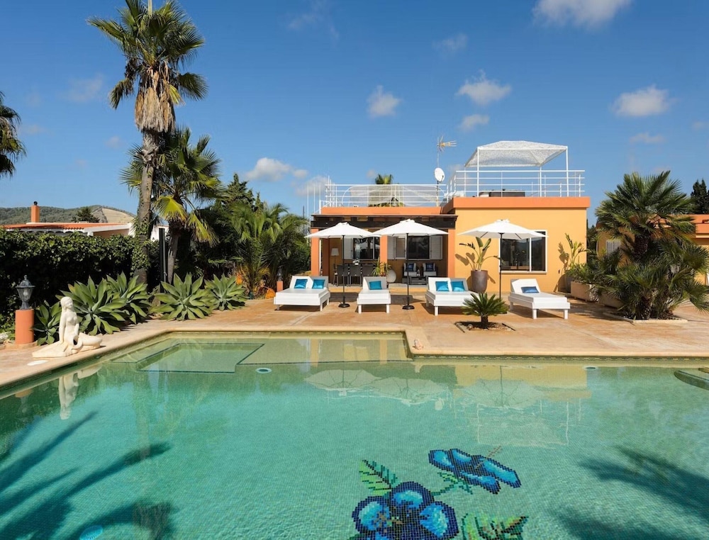 Modern Villa With Pool Near Town