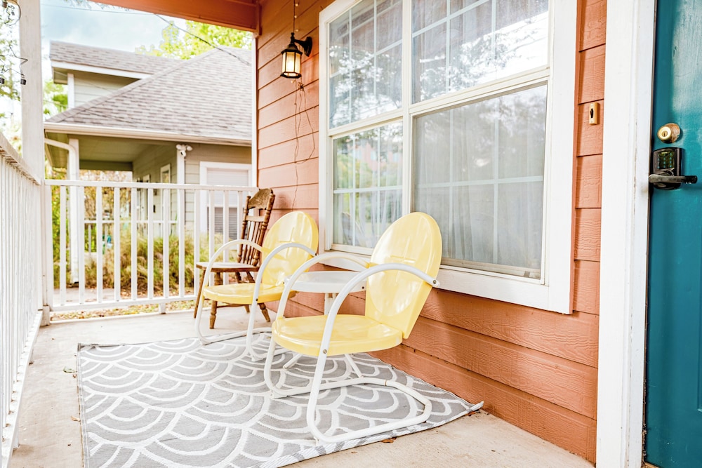 Quiet 2 Story Walkable to East Side Eateries - Image 1