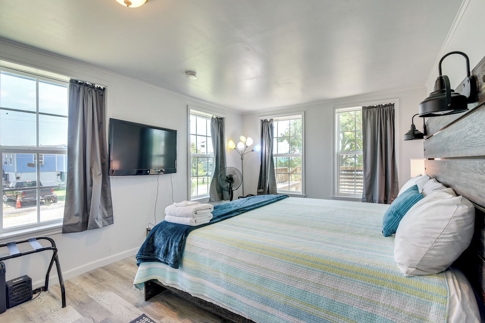 2 Mi to Public Beach: Pet-friendly Freeport Home!