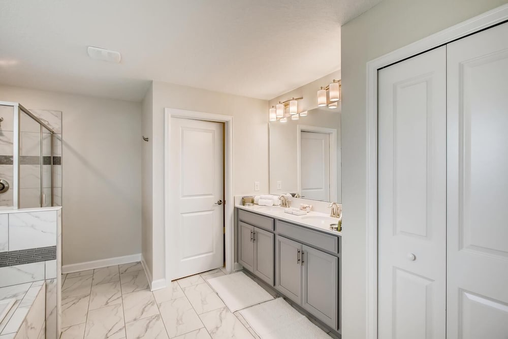8908 CC - 5BR Luxury Home: Private Pool