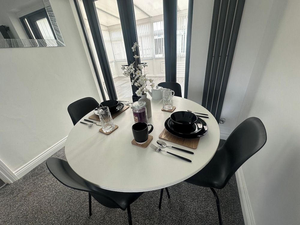 Housesleeps6-freeparking-wifi-contractors-garden