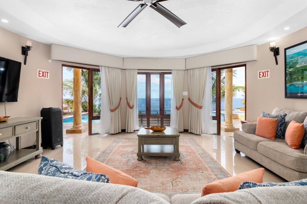 Luxury Oceanfront Villa in Tower Isle
