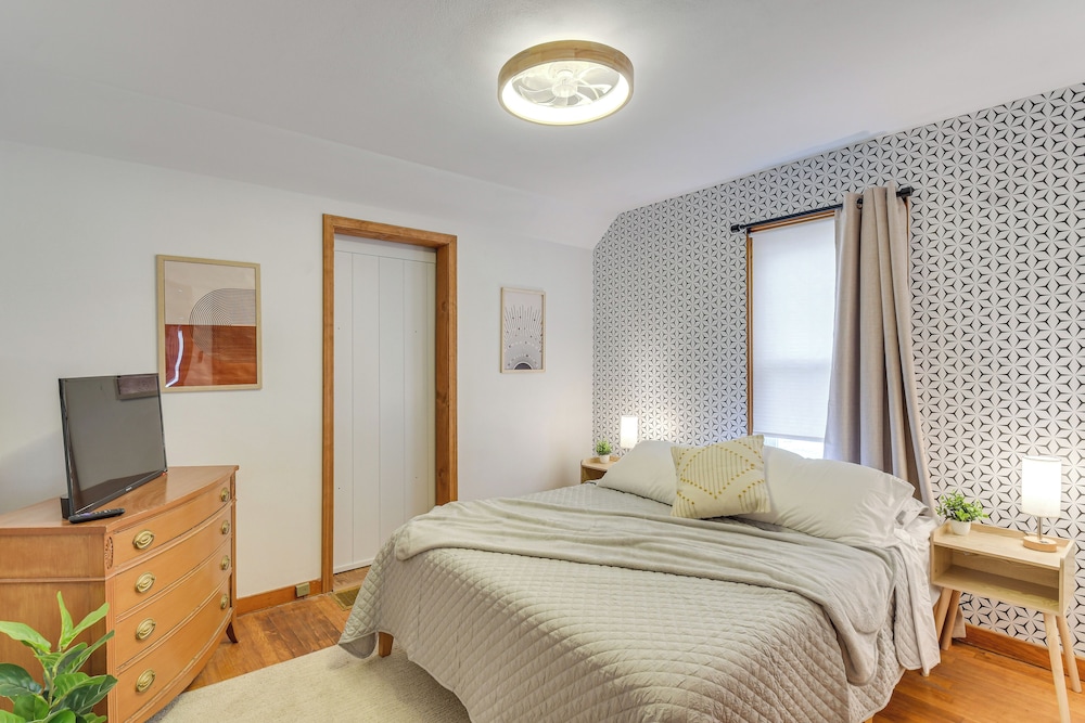 1 Mi to Dtwn Burlington: Modern Home w/ Yard!