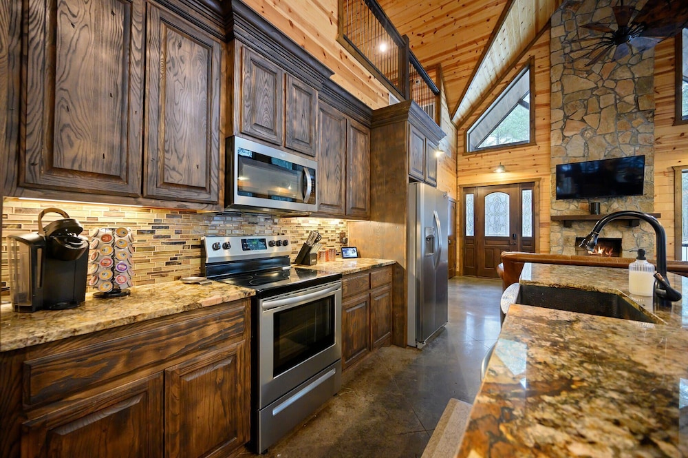Cabin Vibe - Bunkroom - 3 King - Firepit - Shuffleboard