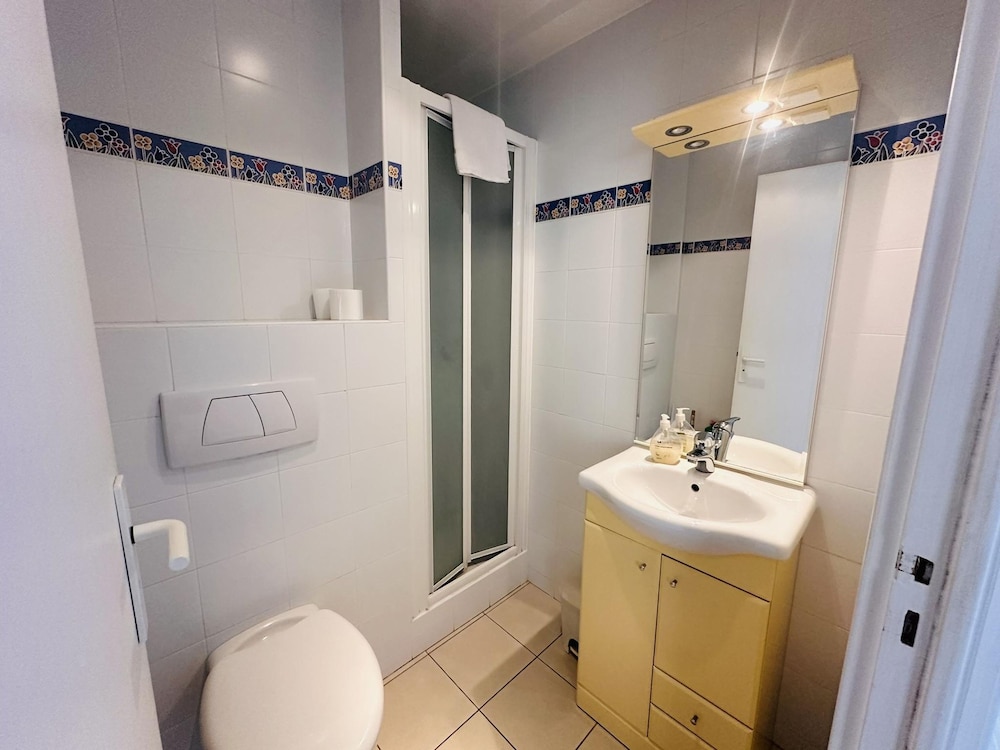 Large Light and Modern 2 Bedroomed Apartment in Cannes With Sea Views Pool and Lovely Terrace - 1503