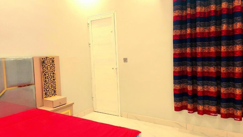 Hotel Oasis Inn l Guest House view 2