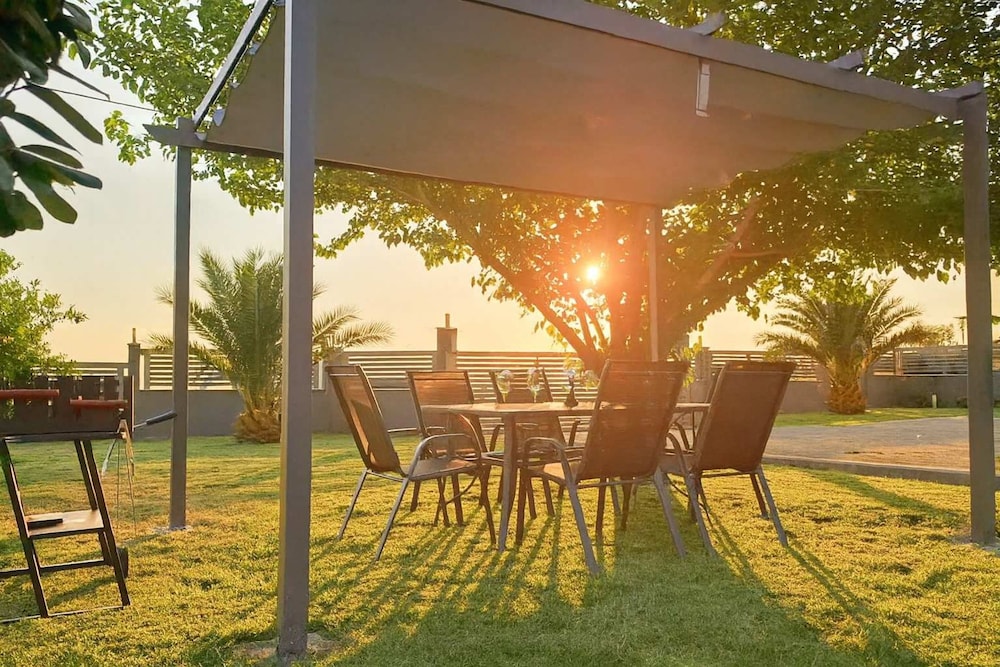 Villa Erytha - Serene Retreat With Views Garden