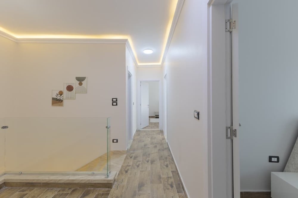 Upper Duplex 3BR in Eastown Sodic