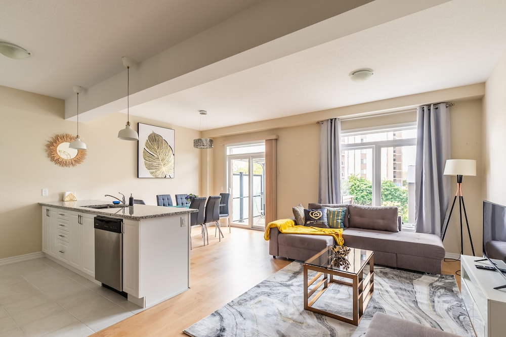Modern 3BR 2BA Townhome in Lakeshore