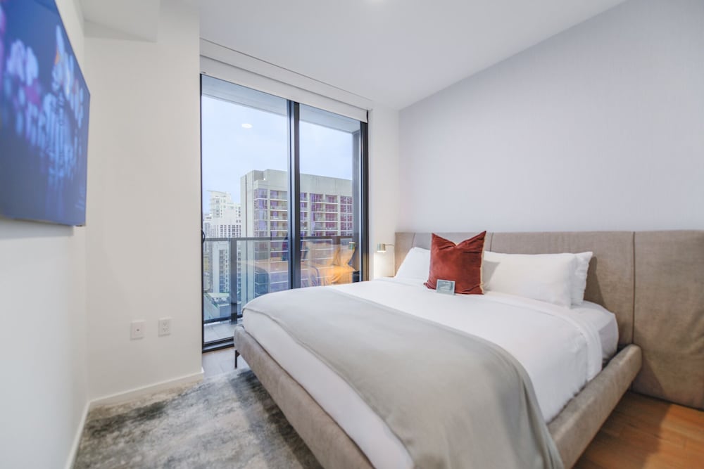 Studio with a City View Near Bayside