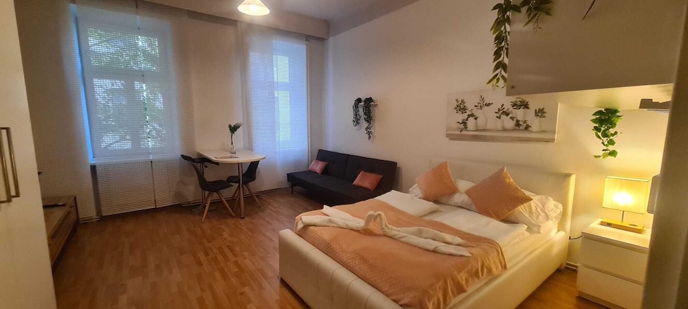 Elegant 2BR Prime Central Location