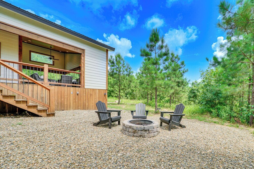 Tree-lined Broken Bow Studio Cabin w/ Hot Tub!