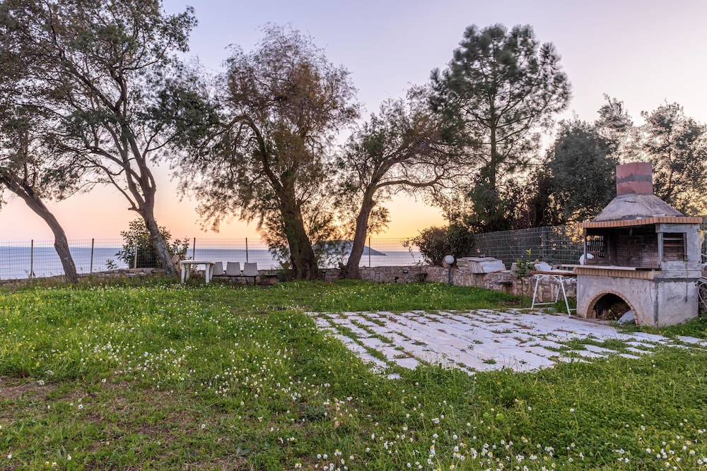 Cozy Summer Retreat - Perfect Location BBQ