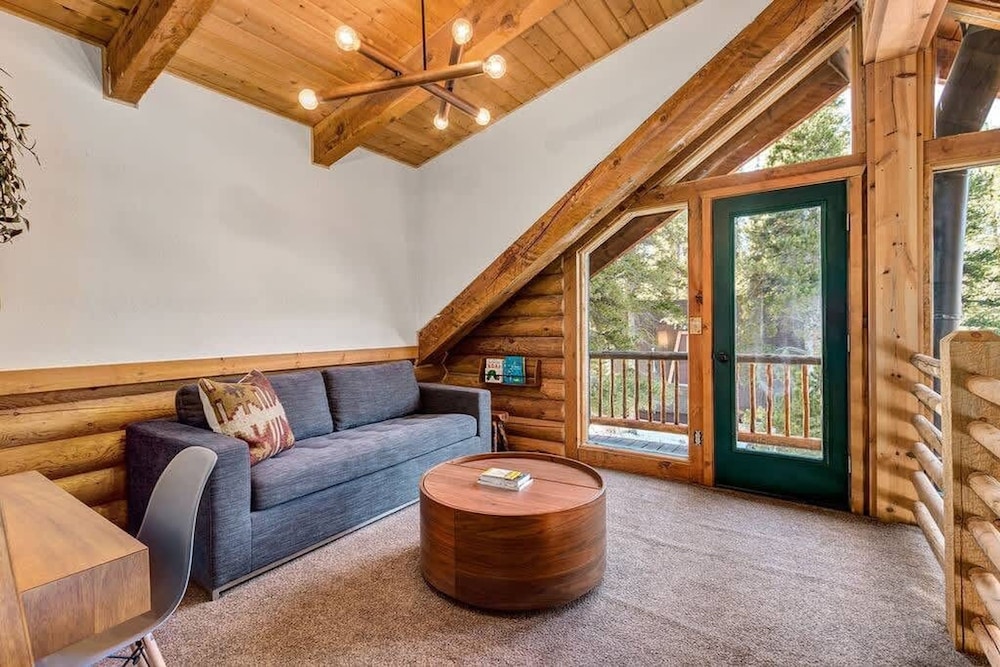 Private Luxurious Cabin w spa Near Breckenridge
