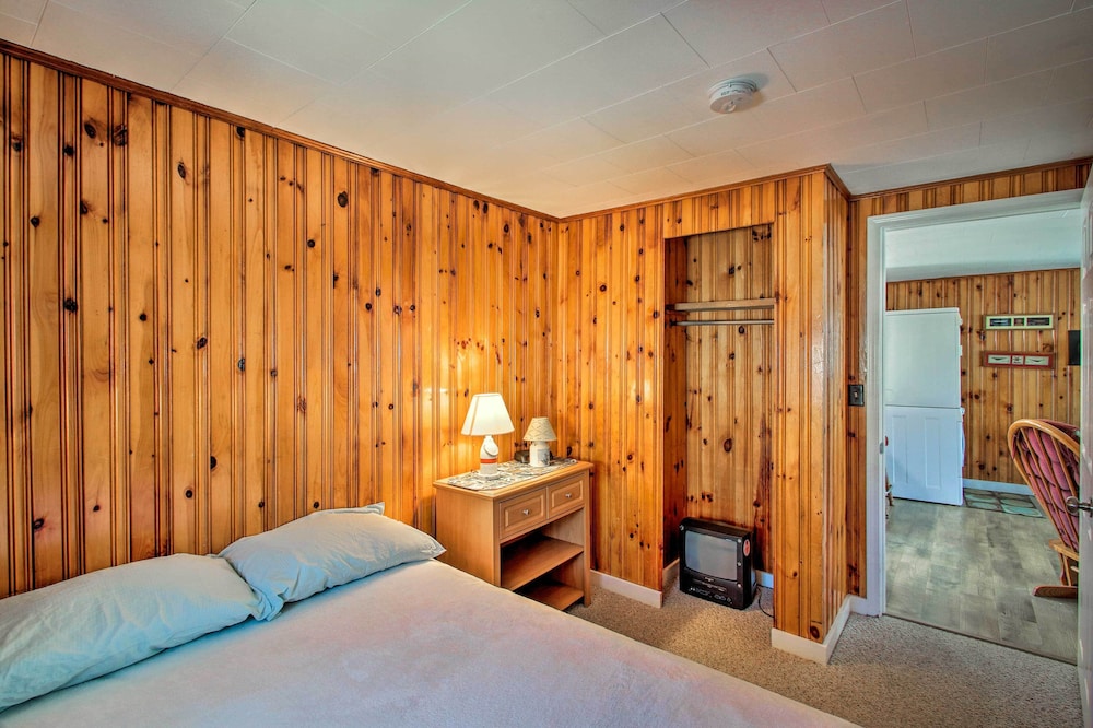 Cozy Hampton Cottage - Walk to Beaches & Marina!