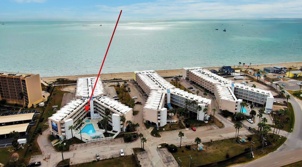 Private Balcony w/ Ocean View Pool & Hot Tub Access Ocean Echo by Avantstay
