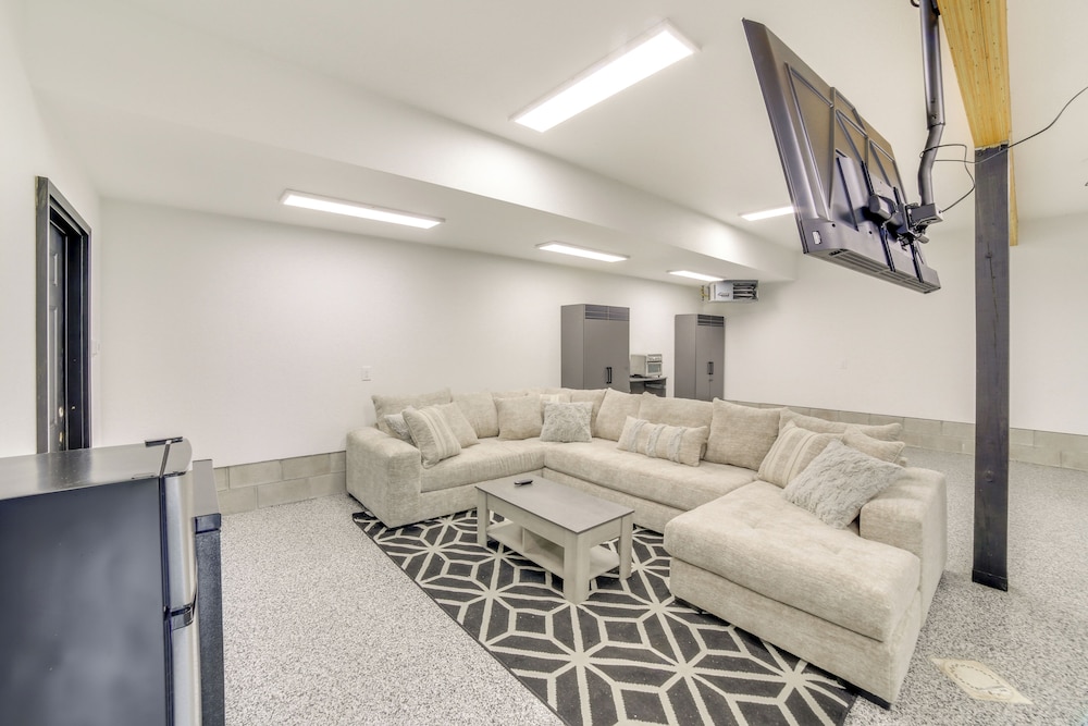Walk to Waterfront: Michigan Retreat w/ Game Room