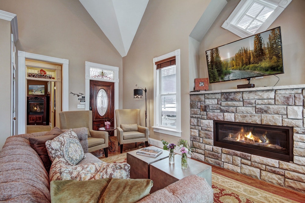 Ridge Street Lookout 4 Bedroom Home by RedAwning