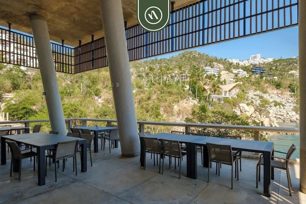 Amazing 3 BR Penthouse With Beachclub