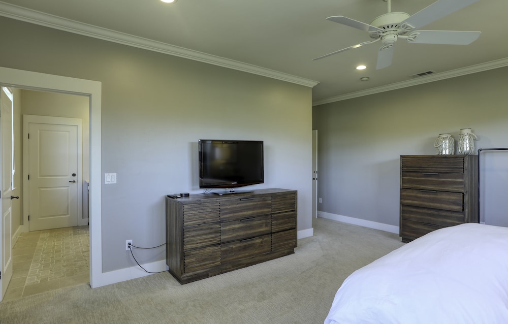 552 Paseo Street 4 Bedroom Home by RedAwning view 2