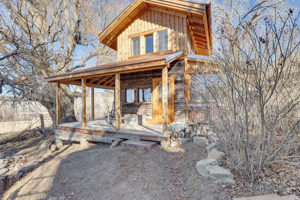 Historic Nature Lovers Cabin on Farm in Paonia!