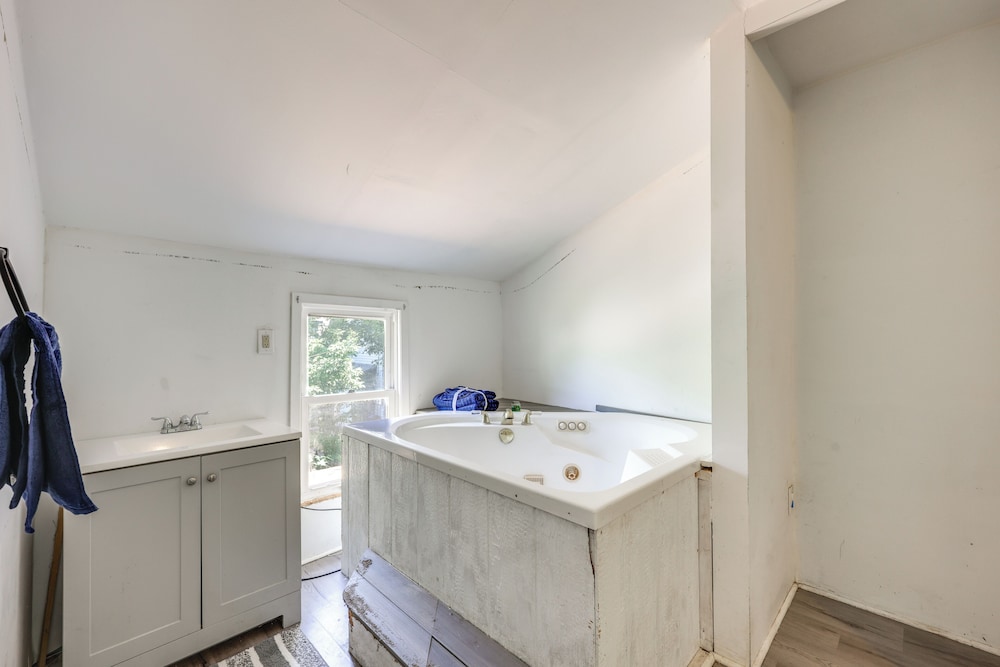 8 Mi to Keuka Lake: Walkable Apartment in Bath
