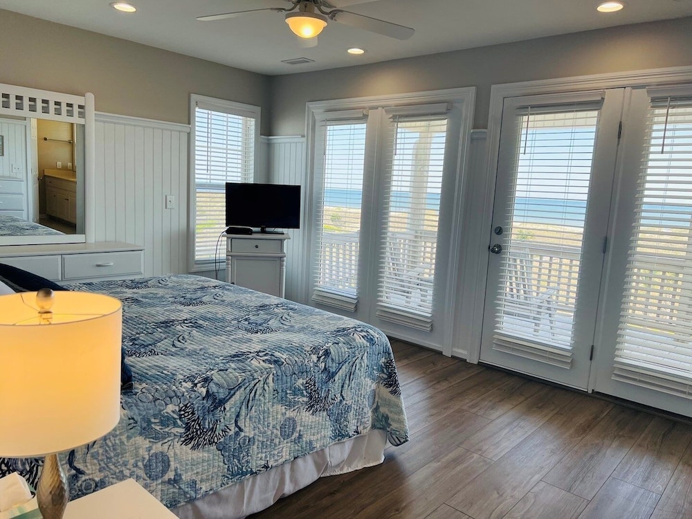 Avalon East- 5 Bedroom Home by RedAwning
