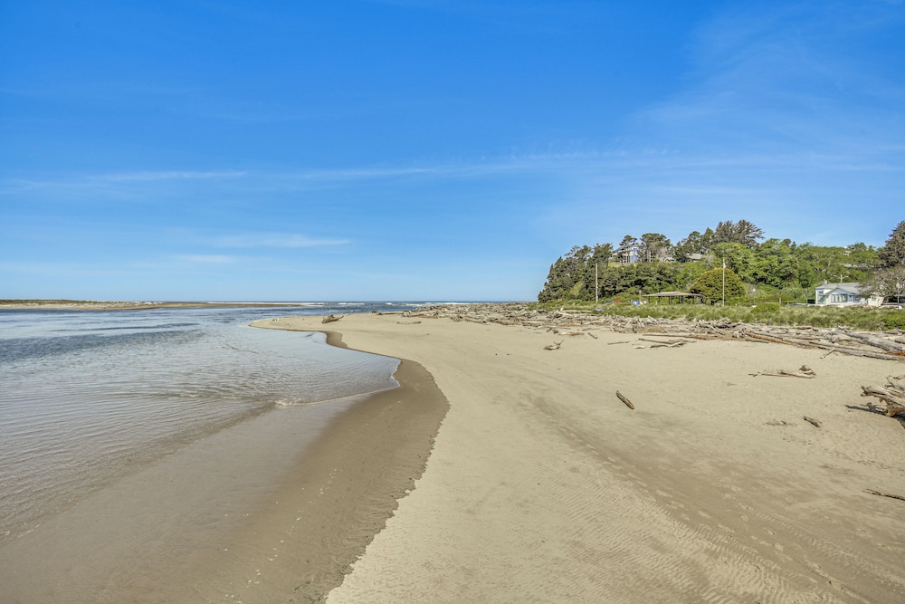 Walk to Beaches: Modern Townhome in Lincoln City!