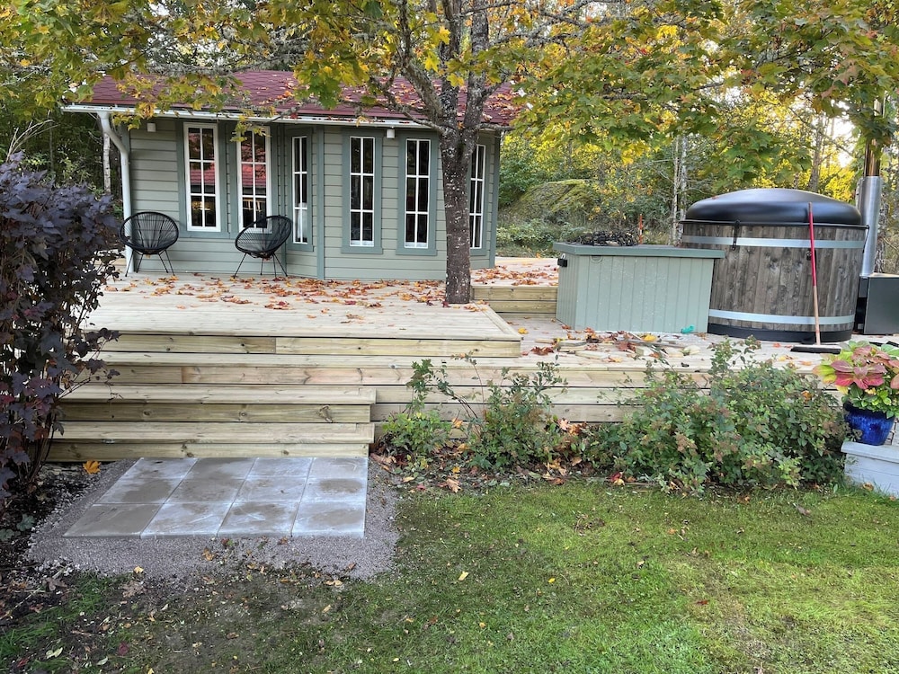 House with Hot Tub and Sauna 300 near the Lake