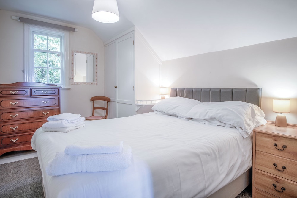 The Gatehouse - 2 Bedroom Apartment - Pendine view 2