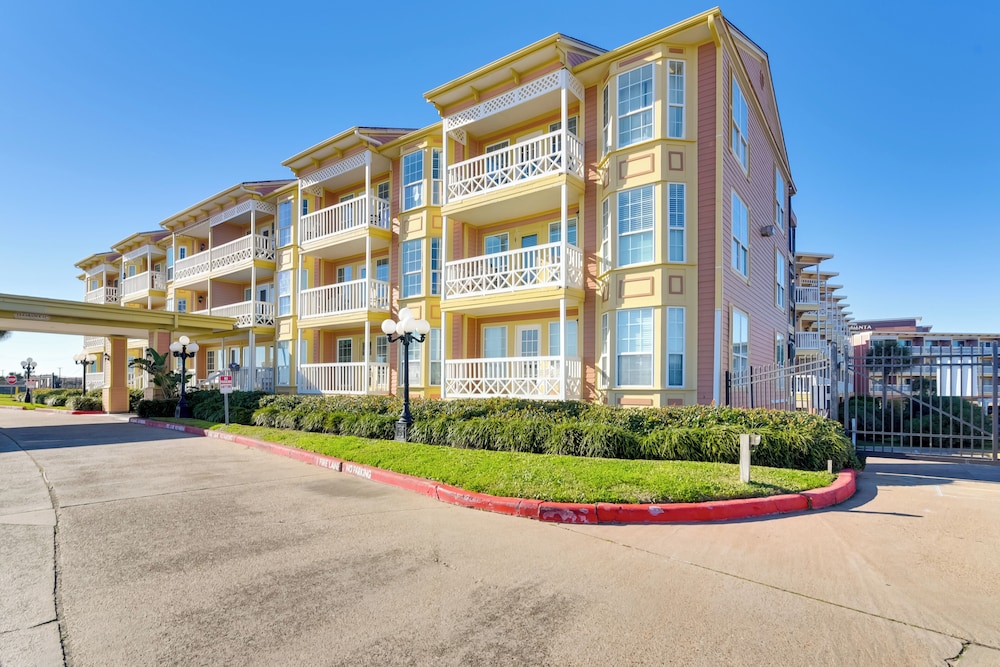 Walk to Galveston Beach: Resort Condo w/ Perks!