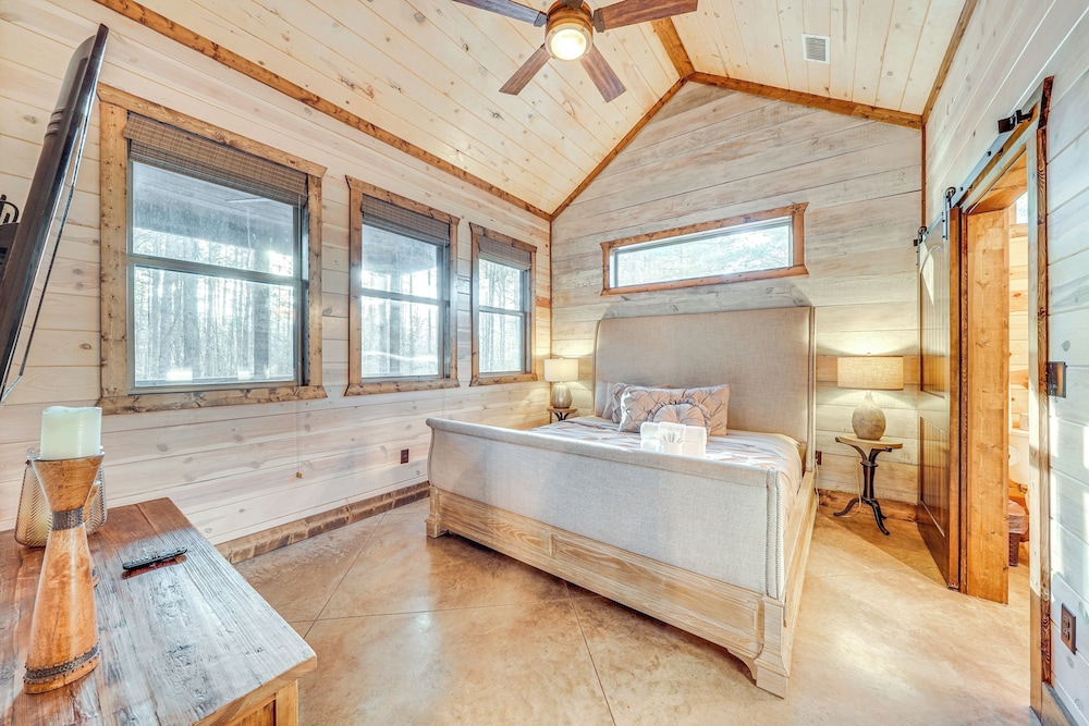 Hot Tub & Game Room: Spacious Cabin in Broken Bow!