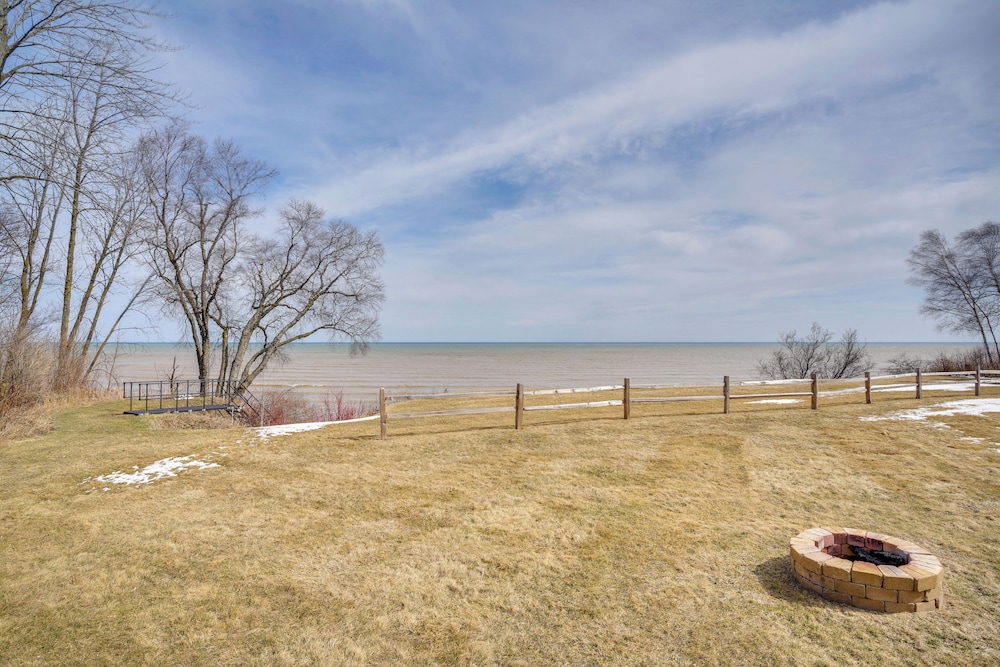 Lake Michigan Gem: Private Beach & Game Room