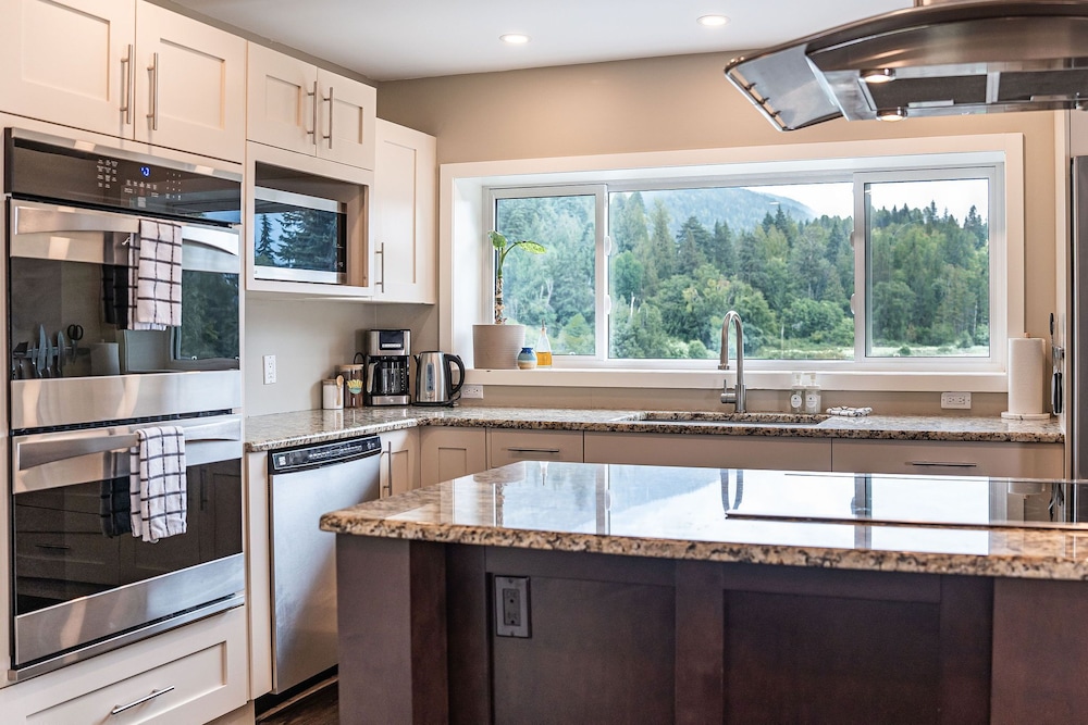 Revelstoke Lakehouse by Revelstoke Vacations